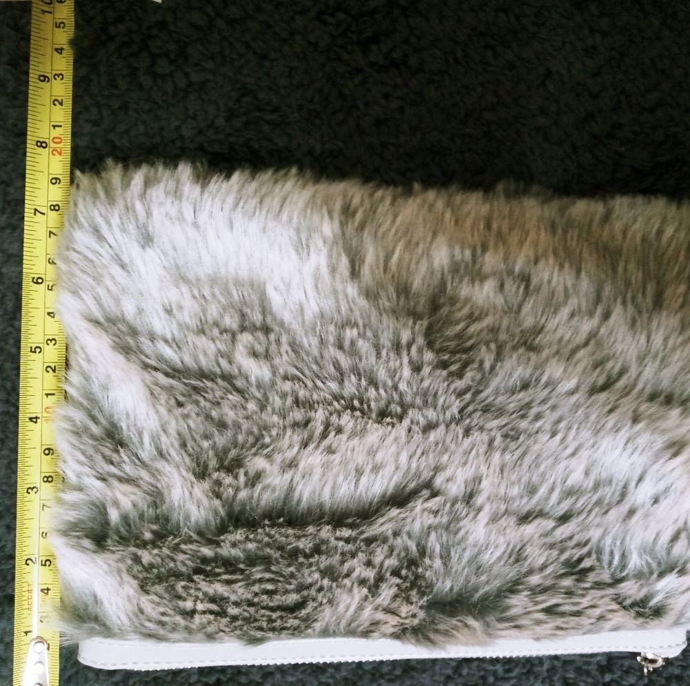 Faux fur wristlet - Picture 2 of 8